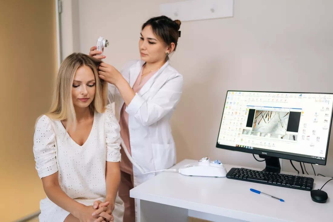 professional-female-trichologist-making-diagnosis-structure-condition-blonde-woman-hair