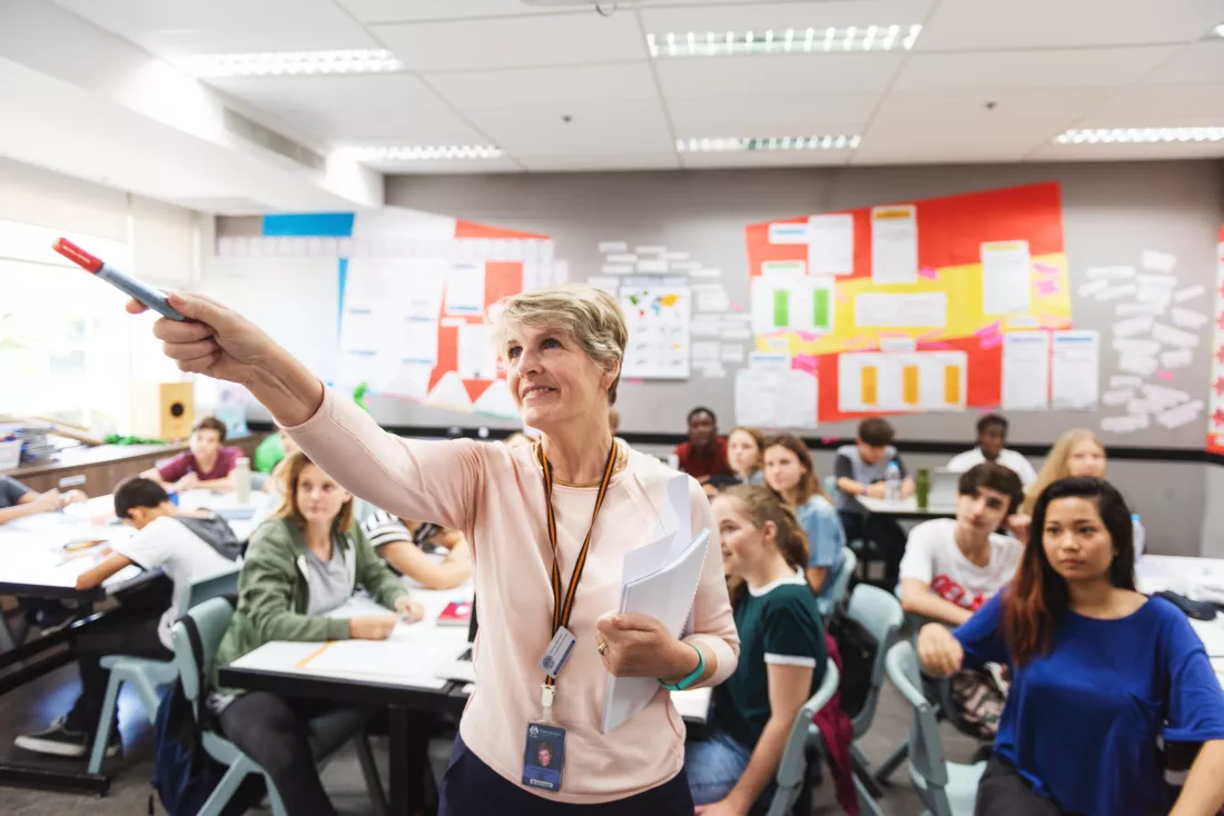 classroom-scene-with-teacher-pointing-board-students-listen-attentively-diverse-group-students-learning-environment-engaged-classroom-setting-teacher-education-concept