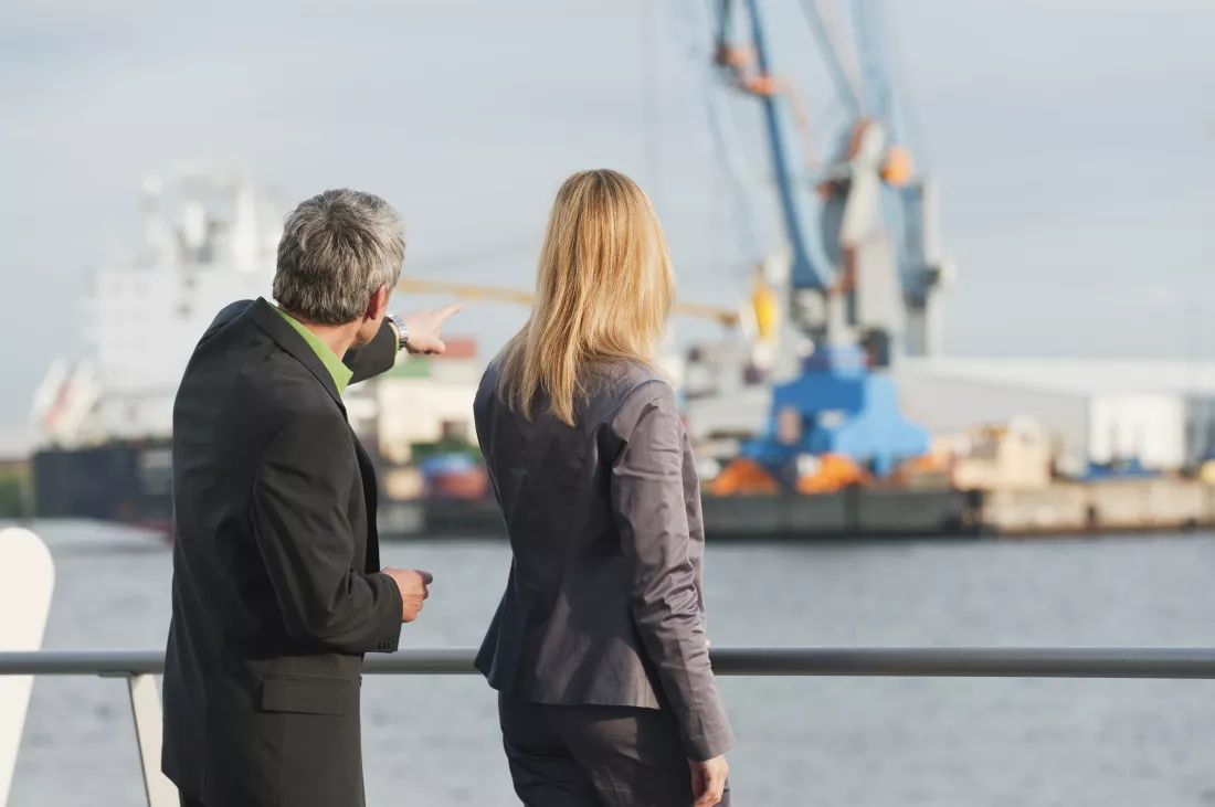 germany-hamburg-business-people-harbour