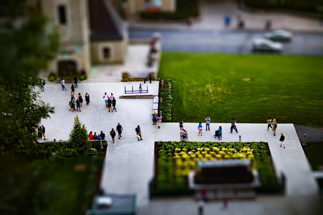 tilt-shift-image-people-park