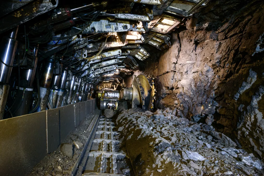 coal-extraction-mine-excavator